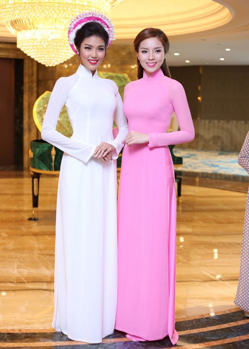 Lan Khue dong hanh cung Ky Duyen lam dai su ao dai-Hinh-2